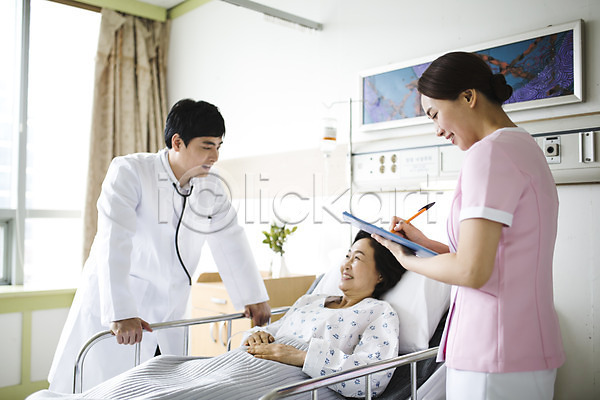 30대 60대 남자 성인 성인만 세명 여자 한국인 JPG 포토 간호사 기록 눕기 병실 병원 서기 서류판 실내 의사 의학 진료 환자