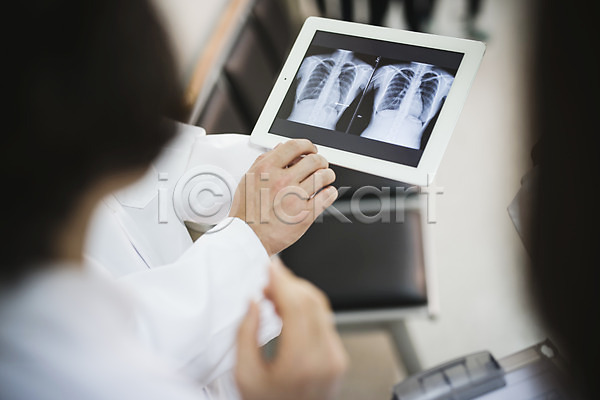 남자 두명 성인 한국인 JPG 포토 들기 병원 손 손짓 실내 엑스레이 의사 의학 진료 진료실 태블릿