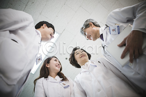 30대 60대 남자 성인 성인만 여러명 여자 한국인 JPG 로우앵글 포토 대화 병원 실내 웃음 의사 의사가운 의학 태블릿