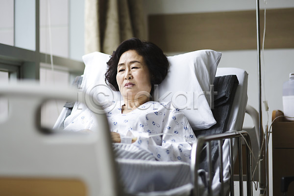 60대 노년 성인 여자 한국인 한명 JPG 포토 눕기 무표정 병실 병원 병원침대 생각 실내 의학 할머니 환자 환자복