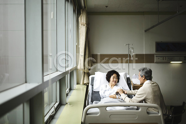 60대 남자 노년 두명 성인 성인만 여자 한국인 JPG 포토 간병인 간호 노부부 병실 병원 병원침대 손잡기 실내 의학 환자 환자복