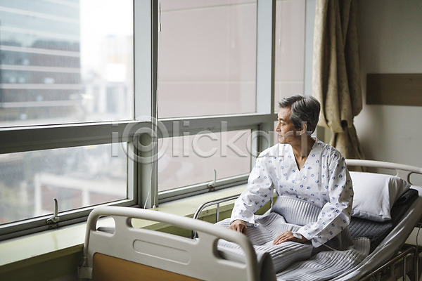 60대 남자 노년 성인 한국인 한명 JPG 포토 병실 병원 병원침대 실내 앉기 응시 의학 할아버지 환자 환자복