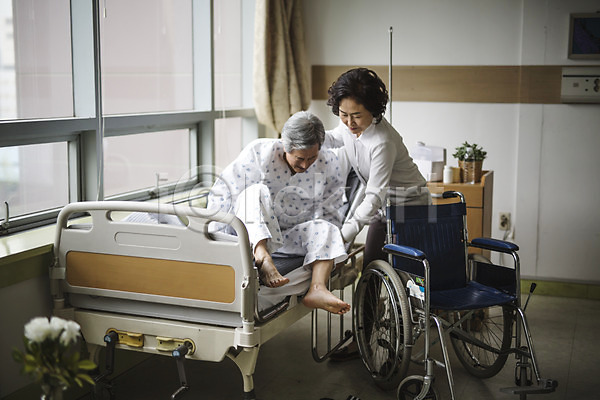 도움 60대 남자 두명 성인 성인만 여자 한국인 JPG 포토 간병인 간호 노부부 병실 병원 병원침대 실내 의학 환자 휠체어