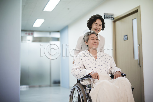 60대 남자 노년 두명 성인 성인만 여자 한국인 JPG 포토 간병인 간호 노부부 병원 복도 실내 의학 환자 휠체어