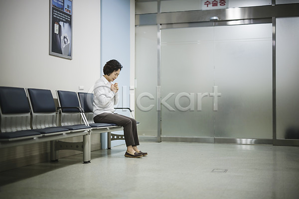 간절함 60대 성인 여자 한국인 한명 JPG 옆모습 포토 기다림 기도 병원 복도 수술실 실내 의자 의학 할머니