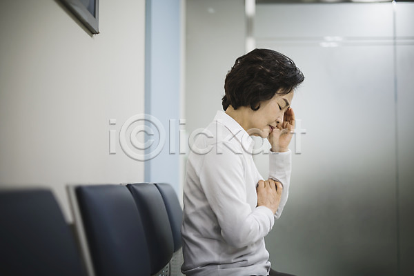 간절함 60대 성인 여자 한국인 한명 JPG 옆모습 포토 기다림 기도 두통 병원 복도 수술실 실내 의자 의학 할머니