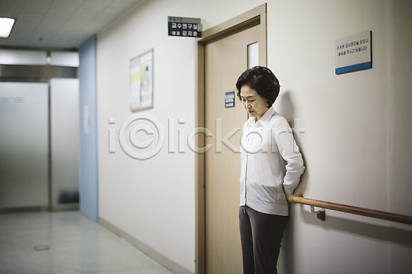 60대 성인 여자 한국인 한명 JPG 옆모습 포토 기다림 문 병원 복도 수술실 실내 연구실 의학 할머니