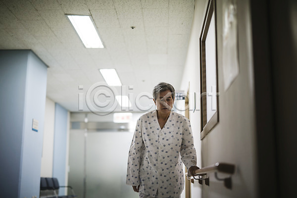 고통 60대 남자 성인 한국인 한명 JPG 앞모습 포토 병원 복도 서기 실내 의학 잡기 할아버지 환자 환자복