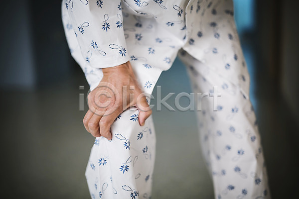 고통 60대 남자 성인 한국인 한명 JPG 포토 걷기 무릎 무릎통증 병원 복도 서기 실내 의학 할아버지 환자 환자복