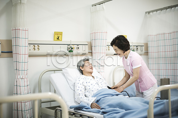 60대 남자 두명 성인 성인만 여자 한국인 JPG 포토 간병인 간호 간호사 병실 병원 병원침대 실내 의학 환자 환자복