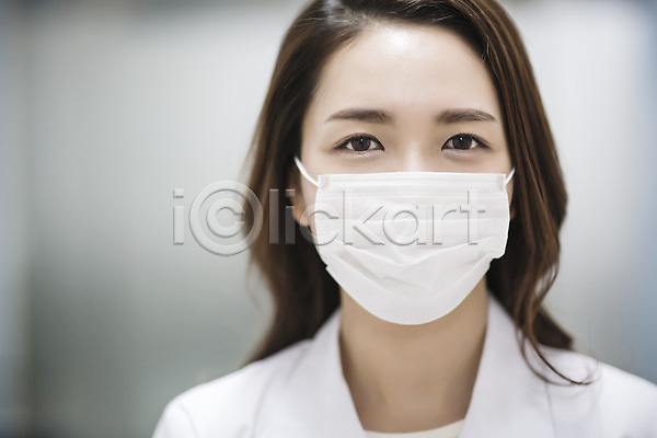 30대 성인 여자 한국인 한명 JPG 아웃포커스 앞모습 포토 마스크 병원 상반신 실내 예방 의사 의사가운 의학