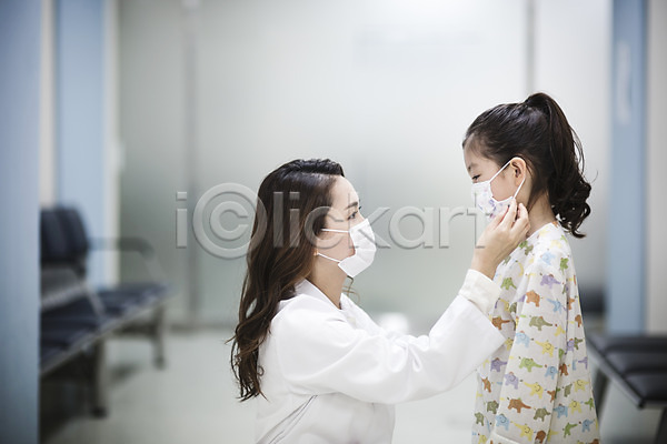 도움 30대 두명 성인 소녀(어린이) 여자 한국인 JPG 옆모습 포토 마스크 병원 복도 상반신 실내 예방 위생 의사 의학 환자