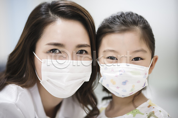 30대 두명 성인 소녀(어린이) 신체부위 어린이 여자 한국인 JPG 앞모습 포토 마스크 병원 복도 상반신 실내 얼굴 예방 위생 의사 의학 환자