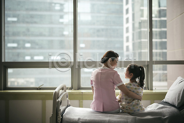 30대 두명 성인 소녀(어린이) 어린이 여자 한국인 JPG 뒷모습 포토 간호 간호사 마주보기 병실 병원 병원침대 실내 앉기 의학 진료 환자