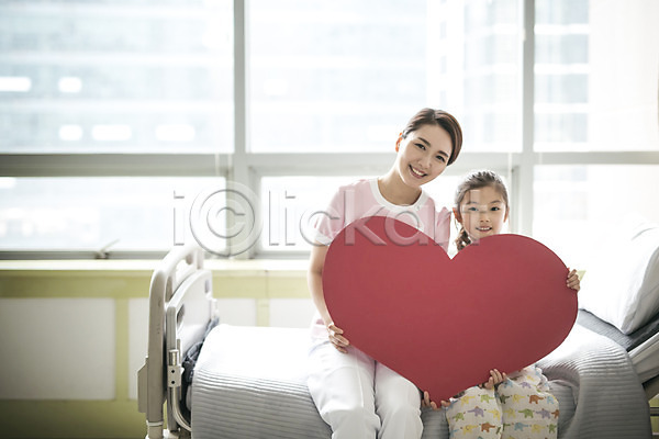 30대 두명 성인 소녀(어린이) 어린이 여자 한국인 JPG 앞모습 포토 간호 간호사 들기 미소(표정) 병실 병원 병원침대 실내 앉기 의학 하트 환자