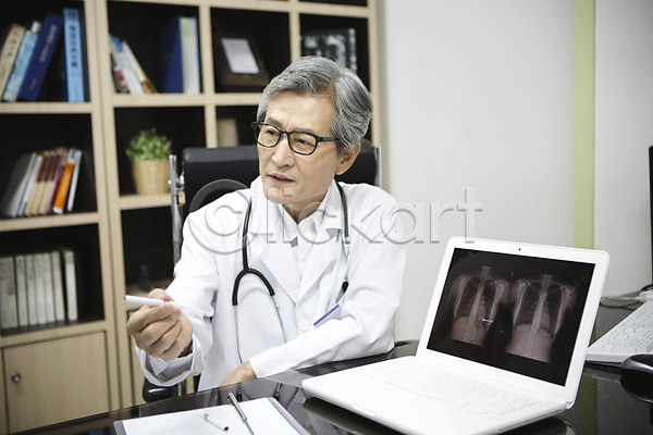 60대 남자 성인 한국인 한명 JPG 포토 금연 노트북 담배 병원 설명 실내 앉기 엑스레이 의사 의학 진료 진료실 책상