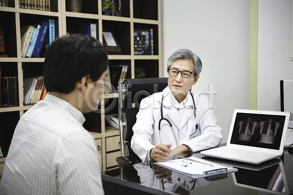 30대 60대 남자 두명 성인 한국인 JPG 포토 노트북 병원 설명 실내 앉기 엑스레이 의사 의학 진료 진료실 책상 환자