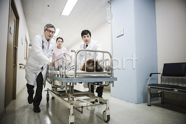 30대 60대 남자 성인 성인만 여러명 여자 한국인 JPG 포토 간호사 다급 병원 복도 수술 수술침대 실내 응급 응급환자 의사 의학 환자 환자수송