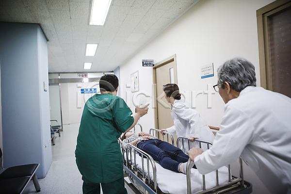 30대 60대 남자 성인 성인만 여러명 여자 한국인 JPG 포토 다급 병원 복도 수술 수술복 수술복장 수술침대 실내 응급 응급환자 의사 의학 환자 환자수송