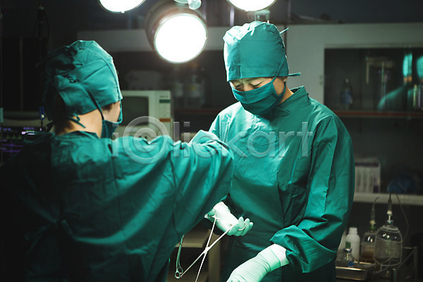 30대 60대 남자 두명 성인 성인만 여자 한국인 JPG 포토 병원 상반신 수술 수술도구 수술복 수술복장 수술실 수술용가위 실내 의사 의학 조명