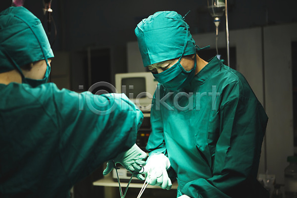 30대 60대 남자 두명 성인 성인만 여자 한국인 JPG 포토 병원 상반신 수술 수술도구 수술복 수술복장 수술실 수술용가위 실내 의사 의학