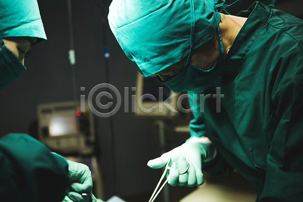 30대 60대 남자 두명 성인 성인만 여자 한국인 JPG 포토 병원 수술 수술도구 수술복 수술복장 수술실 수술용가위 수술장갑 실내 의료기기 의사 의학