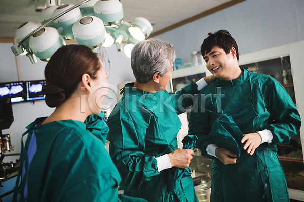 격려 성공 30대 60대 남자 성인 성인만 세명 여자 한국인 JPG 포토 병원 수술 수술도구 수술복 수술복장 수술실 실내 의사 의학 조명