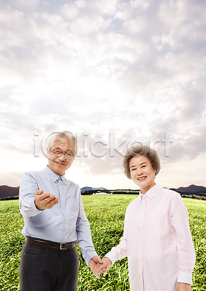 60대 남자 두명 성인 여자 한국인 PSD 편집이미지 가족 구름(자연) 노부부 상반신 손잡기 손짓 웃음 초원(자연) 편집 하늘