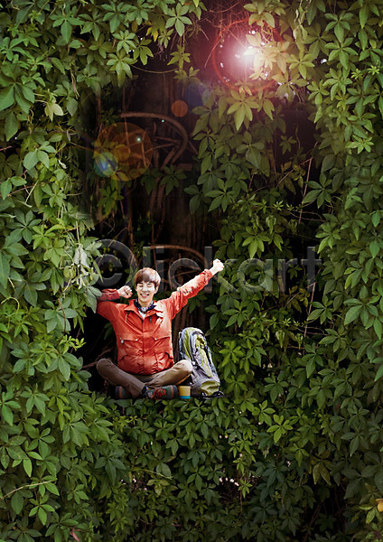 남자 성인 한국인 한명 PSD 편집이미지 기지개 나무 나뭇잎 등산 등산복 레저 배낭 숲 안식처 앉기 여행 전신 편집