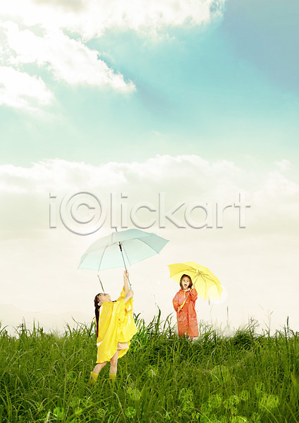 두명 서양인 소녀(어린이) PSD 편집이미지 구름(자연) 그린캠페인 서기 올려보기 우비 우산 자연보호 장화 초원(자연) 편집 하늘 환경