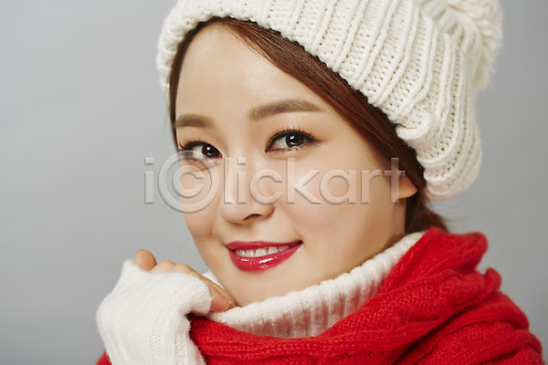 20대 성인 성인여자한명만 여자 여자만 한국인 한명 JPG 앞모습 포토 겨울 목도리 미소(표정) 뷰티 상반신 서기 스튜디오촬영 실내 우먼라이프 의료성형뷰티 털모자