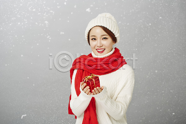 20대 성인 성인여자한명만 여자 여자만 한국인 한명 JPG 앞모습 포토 겨울 들기 목도리 미소(표정) 뷰티 상반신 서기 선물 선물상자 스튜디오촬영 실내 우먼라이프 의료성형뷰티 털모자