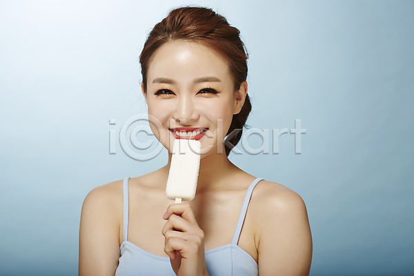 시원함 20대 성인 성인여자한명만 여자 여자만 한국인 한명 JPG 앞모습 포토 뷰티 상반신 스튜디오촬영 실내 아이스크림 여름(계절) 우먼라이프 의료성형뷰티