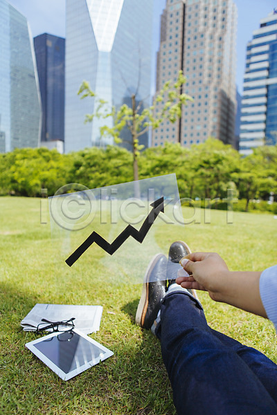 남자 성인 한명 JPG 포토 도심 백그라운드 비즈니스 빌딩 신문 안경 야외 잔디 주간 태블릿 풍경(경치) 화살표