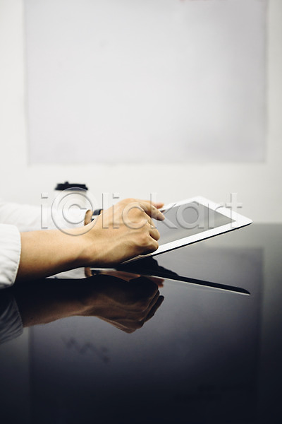 남자 성인 신체부위 한명 JPG 포토 백그라운드 비즈니스 손 실내 태블릿 회의실