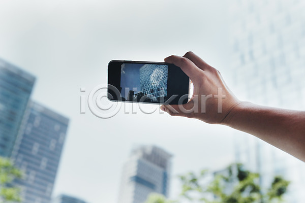 남자 성인 신체부위 한명 JPG 포토 백그라운드 비즈니스 빌딩 사진촬영 스마트폰 야외 주간 팔