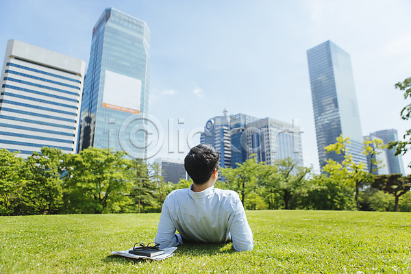 휴식 남자 성인 한명 JPG 뒷모습 포토 백그라운드 비즈니스 빌딩 야외 잔디 주간