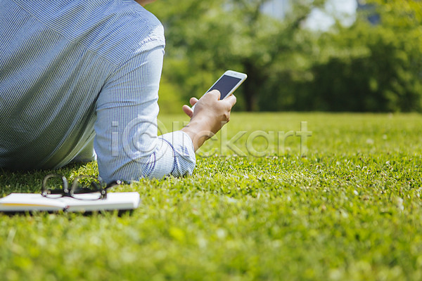 휴식 남자 성인 한명 JPG 포토 백그라운드 비즈니스 스마트폰 안경 야외 잔디 주간