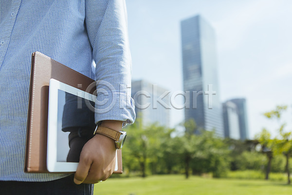 휴식 남자 성인 한명 JPG 아웃포커스 포토 백그라운드 비즈니스 빌딩 서류판 야외 주간 태블릿