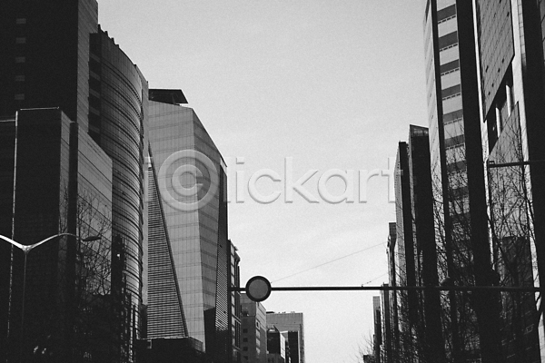 사람없음 JPG 포토 흑백 가로등 도로표지판 도시 도시풍경 빌딩 빌딩숲 야외 주간