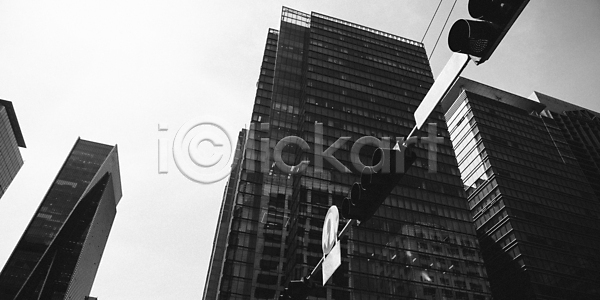 사람없음 JPG 포토 흑백 도시 도시풍경 빌딩 빌딩숲 신호등 야외 주간