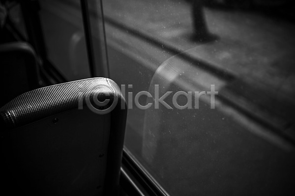 사람없음 JPG 포토 흑백 도시 도시풍경 버스 야외 주간 창문