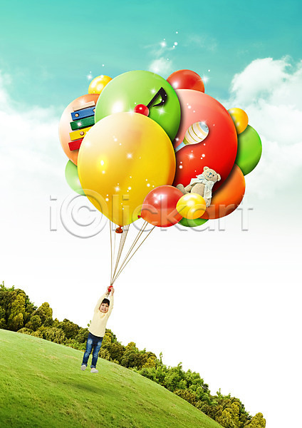 소녀(어린이) 한국인 한명 PSD 편집이미지 곰인형 구름(자연) 나무 매달리기 실로폰 음표 잔디 장난감 전신 편집 풍선 하늘