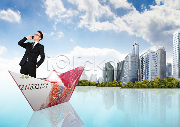 20대 남자 성인 한국인 한명 PSD 편집이미지 구름(자연) 금융 바다 비즈니스 비즈니스맨 빌딩 상반신 웃음 종이배 지폐 통화 편집 하늘 핸드폰
