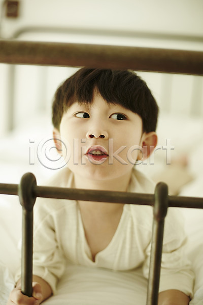 천진난만 소년 소년만 어린이 한국인 한명 JPG 앞모습 포토 놀이 상반신 실내 어린이라이프 엎드리기 침대 침실