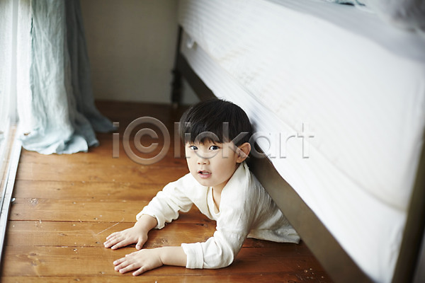즐거움 천진난만 소년 소년만 어린이 한국인 한명 JPG 옆모습 포토 놀이 상반신 숨기 실내 어린이라이프 엎드리기 침대 침실