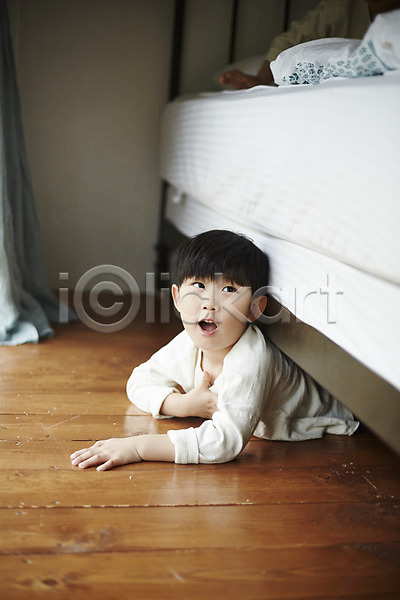 즐거움 천진난만 소년 소년만 어린이 한국인 한명 JPG 옆모습 포토 놀이 상반신 숨기 실내 어린이라이프 엎드리기 침대 침실