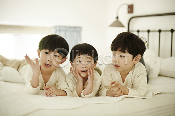 즐거움 천진난만 세명 소년 소년만 어린이 한국인 JPG 앞모습 포토 놀이 상반신 실내 어린이라이프 엎드리기 침대 침실 형제