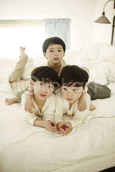 천진난만 세명 소년 소년만 어린이 한국인 JPG 앞모습 포토 놀이 상반신 실내 어린이라이프 엎드리기 침대 침실 형제