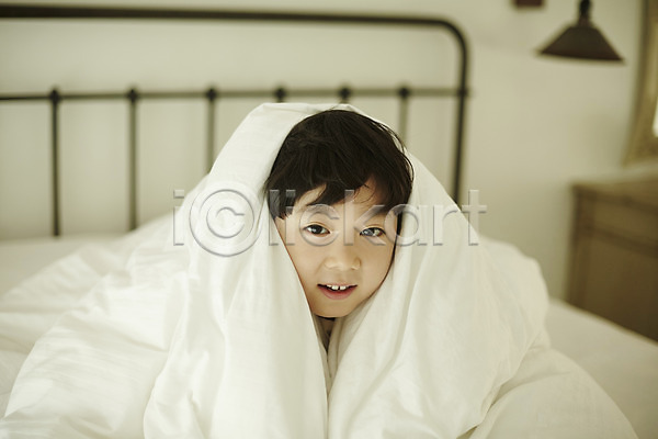 즐거움 천진난만 소년 소년만 어린이 한국인 한명 JPG 앞모습 포토 놀이 뒤집어쓰기 미소(표정) 상반신 실내 앉기 어린이라이프 이불 침대 침실